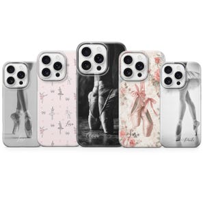 Puede incluir: Una colección de cinco fundas para teléfono con diseños de ballet. Las fundas muestran imágenes de bailarinas de ballet, zapatillas de punta y estampados florales. Algunas fundas tienen nombres impresos y la paleta de colores incluye negro, blanco y rosa.