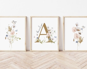 Impression initiale florale personnalisée, impressions de fleurs sauvages personnalisées, impression de nom personnalisée, dans un champ de roses, c'est un ensemble de fleurs sauvages bébé fille