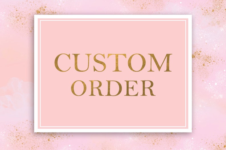 Peut inclure: Un fond rose et blanc avec des paillettes dor&eacute;es. Un cadre blanc avec une bordure dor&eacute;e entoure le texte "CUSTOM ORDER" en lettres dor&eacute;es.