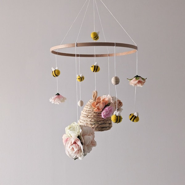 Bee mobile with raffia hive. Bees baby mobile with flowers. Mobile nursery made in France.