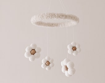 Neutrale babymobiel. Mobiele witte bloemen. Boucle wol. Babymobiel in neutrale kleuren. Geboorte geschenk. Cadeau voor babyshower.