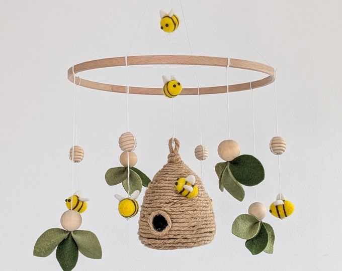 Mobile abeilles avec une ruche en jute. Mobile bébé fait-main.