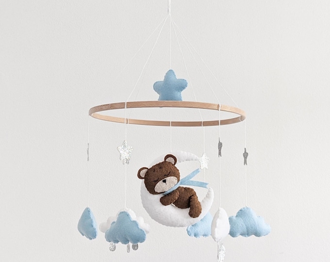 Mobile ours. Mobile bébé. Bear baby mobile.. nursery decor.