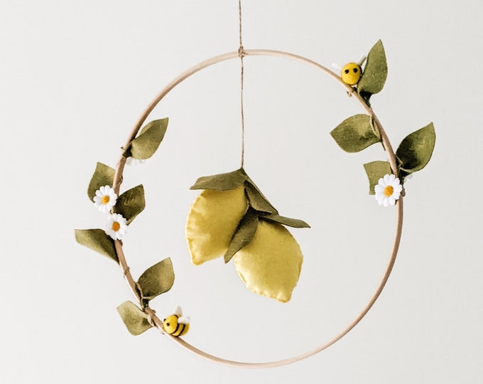Mobile bébé citrons. Décoration murale citrons. Lemon nursery mobile. Lemon wall art.