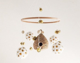 MOBILE BEES. Bee mobile and jute hive. Neutral baby mobile. Birth gift. Baby shower gift. Mobile nursery.