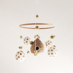 BEE MOBILE. Bee and hive mobile made of jute. Gender-neutral baby mobile. Baby shower gift. Nursery mobile.