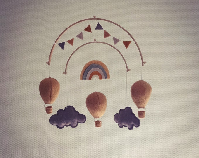 Mobile montgolfières, arc-en-ciel et nuages