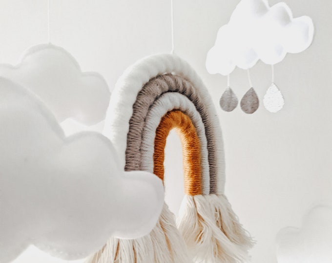 Mobile arc-en-ciel en macramé. Rainbow nursery mobile. Cadeau de naissance. Baby shower.