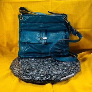 Bolso de hombro Franco Sarto de piel sintética color verde azulado, con múltiples bolsillos, bonito diseño interior, bonito monedero, ligero olor a moho.