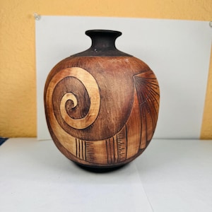 Cerámica peruana vintage hecha a mano Chulucanas Perú con diseño de alas en espiral