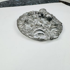 Gato de peltre en 3D con flores, fabricado por Rawcliffe en 1992. Se suele usar como tapa para un plato de cristal con popurrí. Yo lo usé como adorno para una vela.