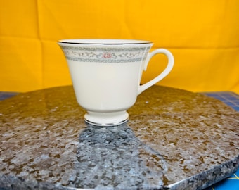Vintage Lenox Charleston Porzellan Teetasse oder Kaffeetasse schönen floralen Rand und zarten Platin Akzent