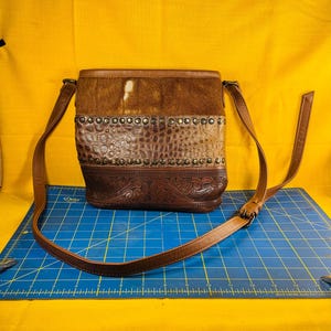 Borsa a tracolla in pelle bovina Shyanne con lavorazione e borchie in stile cowgirl, usata ma in buone condizioni