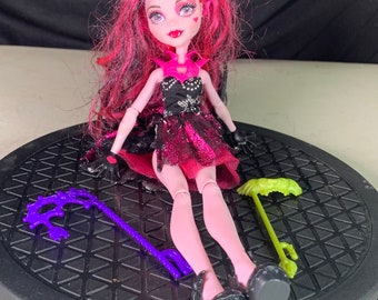 Draculara Monster High 2015 Dans de vechtpop met enkele accessoires