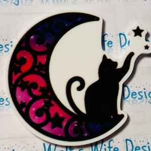 Chat noir assis sur un croissant de lune tribal rose violet rouge avec des étoiles en résine plane à dos plat en résine plane