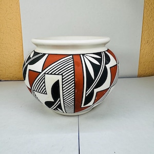 Jarrón de cerámica vintage del Pueblo de Acoma, firmado por el artista L. Patricio, de boca ancha, en rojo, blanco y negro.