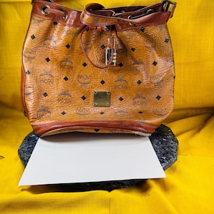 sehr raue MCM Tasche Risse Riemen schrecklich innen ist schmutzig Messing ist verrostet Schloss darauf macht die Kordel nicht weniger als ausreichend Zustand
