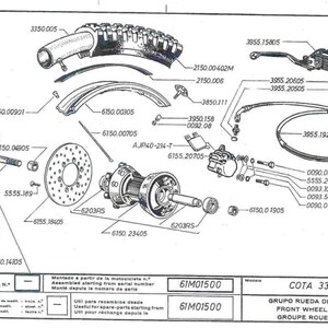 Può includere: Uno schema esploso in bianco e nero di un gruppo ruota anteriore per moto con numeri di parte e descrizioni. Lo schema comprende la ruota, il pneumatico, la pinza freno, la leva del freno e altri componenti.