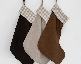Braune Leinenstrümpfe mit Gingham Akzent - Handgemachter Weihnachtsstrumpf - Karierte Weihnachtswanddekoration