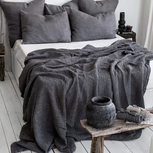 Couverture gaufrée gris anthracite - jeté en lin gris Strom - couvre-lit doux gris moyen