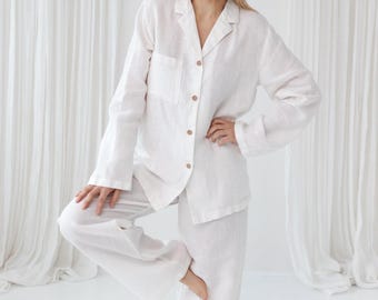 Linnen damespyjamaset. Top met lange mouwen en zak, broek met tailleband.  Loungewear, nachtjapon, linnen nachtkleding in melkwit.