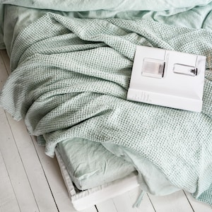 Couverture gaufrée vert menthe. Jeté gaufré vert clair. Couvre-lit gaufré en lin extra doux et bouffant. Couvre-lit gaufré turquoise.