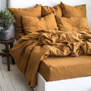 Peut inclure: Une parure de lit en lin jaune moutarde avec un cadre de lit blanc et un couvre-lit blanc. La literie est en lin 100% et est douce et respirante.