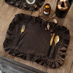 Jogos americanos de linho marrom-chocolate com babados – Jogos americanos de prato marrom-escuro com babado – Jogos americanos decorativos para jantar