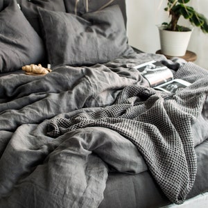 CHARCOAL GREY WAFFLE Coverlet. Stonewashed Linen Waffle Coverlet in Dark Grey. Natural Linen Bed Cover. Charcoal Linen Comforter Bedspread.