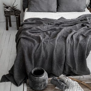 Couvre-lit GAUFRÉ GRIS CHARBON. Couvre-lit gaufré en lin lavé à la pierre en gris foncé. Couvre-lit en lin naturel. Couvre-lit édredon en lin gris anthracite.