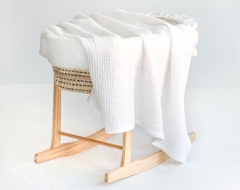 Couverture BÉBÉ EN LIN BLANC. Couverture élégante et douce en lin gaufré pour lit de bébé. Couvre-lit pour tout-petit en lin blanc laiteux naturel.