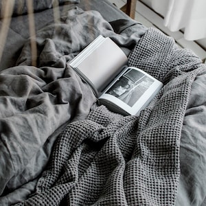 CHARCOAL GREY WAFFLE Blanket. Soft Linen Waffle Throw Blanket in Lava Grey. Linen Bed Cover in Dark Grey. Comforter Linen Waffle Coverlet.