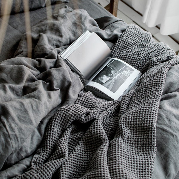 CHARCOAL GREY WAFFLE Blanket. Soft Linen Waffle Throw Blanket in Lava Grey. Linen Bed Cover in Dark Grey. Comforter Linen Waffle Coverlet.