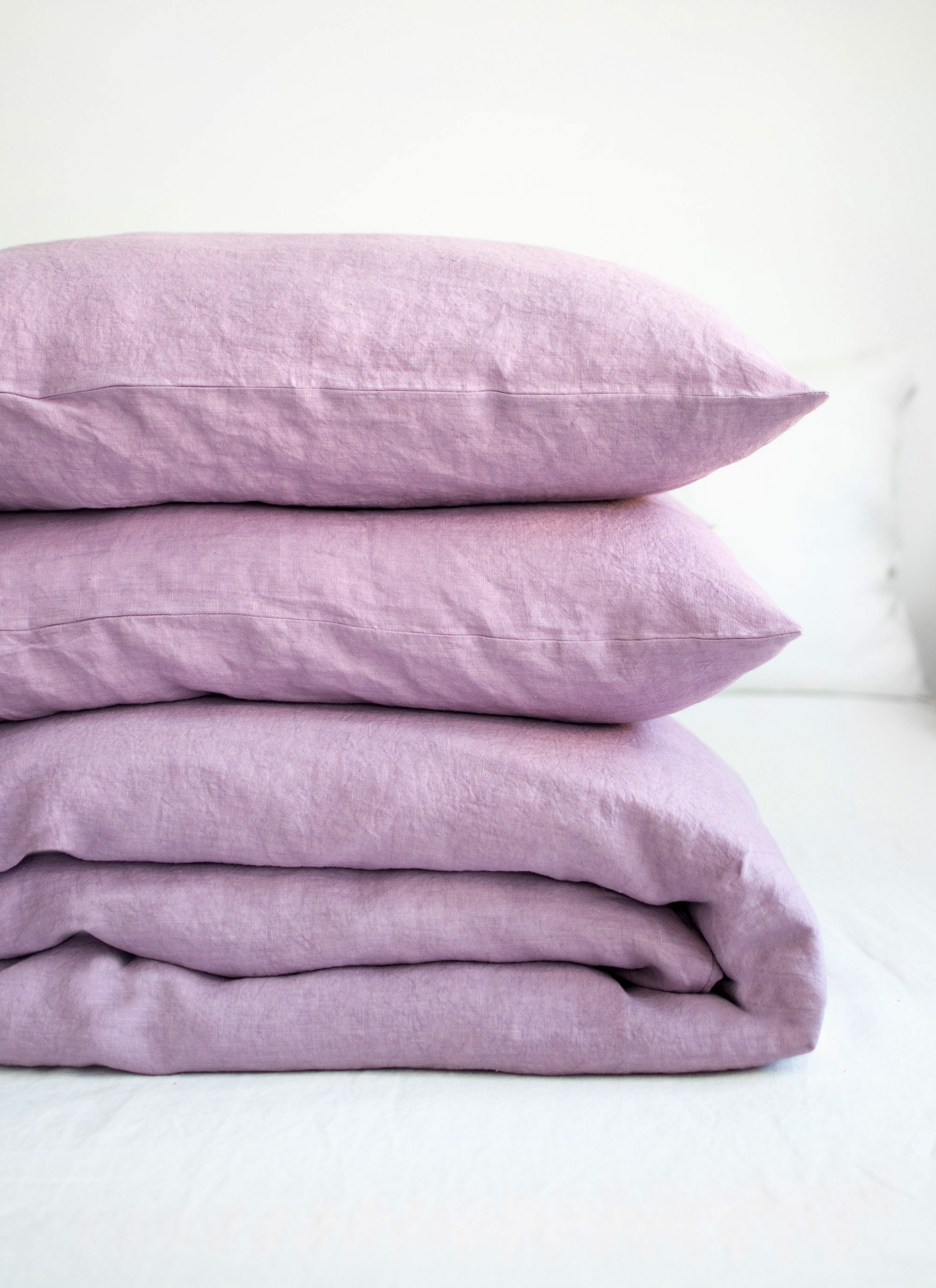 ラベンダー色のリネン寝具セット。3点セット：枕カバー2枚と掛け布団