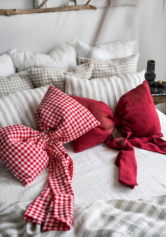 Rotes Band Form Leinenkissen - Handgefertigtes Fliege Kissen - Weihnachts Gingham Dekokissen