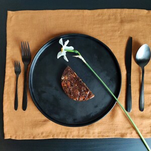 Linen Placemats in Cinnamon. Placemat sets: 4, 6, 8, 10. Natural linen table decor. Mid-century rust color linen. Terracotta table decor.