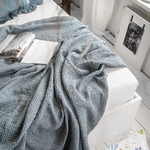 DUSTY BLUE WAFFLE Koc. Naturalnie zmiękczony Dusty blue Linen narzuta na łóżko w wzór Waffle. Jasnoniebieski narzuta na łóżko. Niebieska lniana narzuta na łóżko.