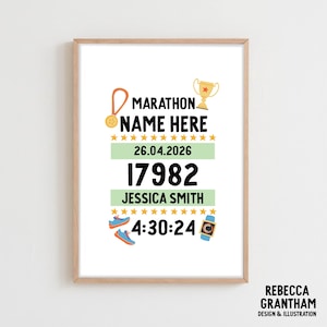Op de afbeelding: Ingelijste print met een marathon thema. Het ontwerp bevat een gouden medaille, een trofee en de tekst "MARATHON NAME HERE", datum, nummer en naam. Hardloopschoenen en een smartwatch zijn ook inbegrepen.