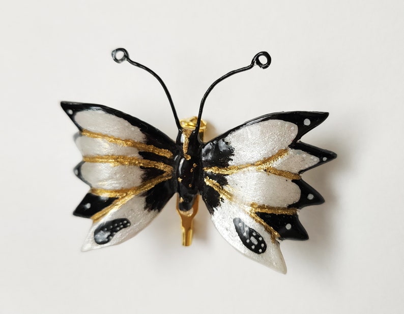 Broche papillon sculpté à la main et finition résine image 6
