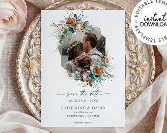 Puede incluir: Una tarjeta de invitación de boda con una foto de una pareja besándose, rodeada de arreglos florales. La tarjeta dice "save the date" e incluye los nombres Catherine & David, y la fecha 21 de agosto de 20XX. La tarjeta está sobre un plato decorativo.
