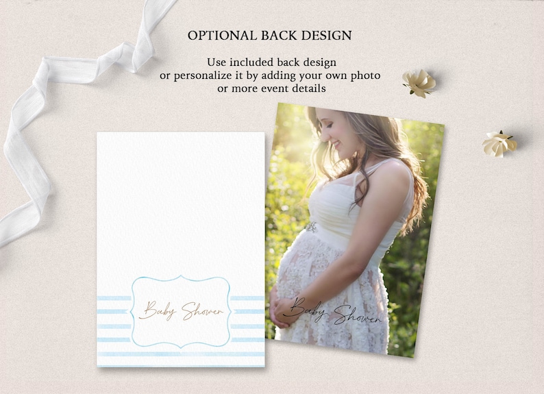 Może przedstawiać: Biała kartka z niebieskimi paskami i tekstem "Baby Shower" w ozdobnej ramce. Tył kartki zawiera zdjęcie kobiety w ciąży w białej sukience, z tekstem "Baby Shower" w odręcznym stylu.