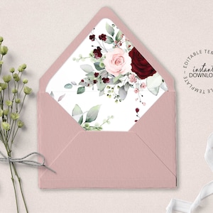 Könnte beinhalten: Ein blushfarbener Umschlag mit einem weißen Innenfutter, das mit einem Aquarell-Blumendesign mit burgunderroten und rosafarbenen Rosen, Eukalyptusblättern und Grün verziert ist. Der Text "Sofort-Download" ist in einem Kreis auf dem Umschlagklappen gedruckt.