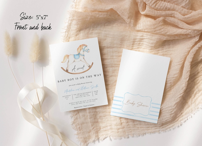 Może przedstawiać: Biała kartka z niebieskimi i brązowymi akcentami. Na kartce znajduje się akwarelowa ilustracja konika na biegunach i tekst "A sweet baby boy is on the way". Tył kartki ma niebiesko-biały pasiasty wz&oacute;r z tekstem "Baby Shower".