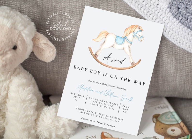 Może przedstawiać: Biały konik na biegunach z niebieskim siodłem i brązową grzywą, z tekstem "A sweet baby boy is on the way" i "Join us for a baby shower honoring Madeline and William Smith" na jasnoniebieskim tle.