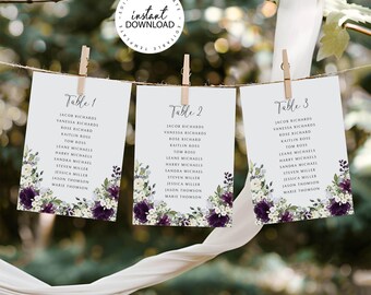 Op de afbeelding: Drie witte kaarten met bloemranden en zwarte tekst. De kaarten zijn gelabeld met "Tafel 1", "Tafel 2" en "Tafel 3". Elke kaart bevat een lijst met namen.