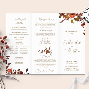 Peut inclure: Un programme de mariage avec un motif floral dans des tons d'orange, de rouge et de brun. Le programme comprend la fête de mariage, les détails de la cérémonie et la date et le lieu du mariage. Le texte indique "Le mariage d'Alexandra et Matthew, 21 août 2021, Église St. Johns, 479 Church Road, Springfield, Illinois."