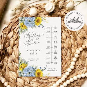 Pode incluir: Um cartão de cronograma de casamento com detalhes florais de girassóis amarelos e hortênsias azuis. O cartão inclui os nomes "Stephanie & David", a data e um cronograma detalhado dos eventos. O texto "Wedding Timeline" está escrito em um script elegante.