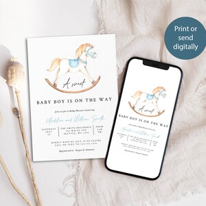 Może przedstawiać: Zaproszenie na baby shower z akwarelową ilustracją konika na biegunach. Zaproszenie zawiera napis "Słodki mały chłopiec jest w drodze" i zawiera informacje o przyjęciu, takie jak data, godzina i miejsce. Zaproszenie zawiera r&oacute;wnież imiona przyszłych rodzic&oacute;w, "Madalyn i William Smith".