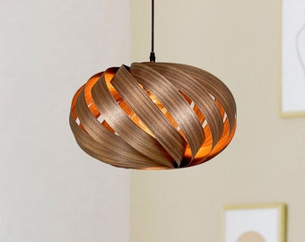 Lampe en bois de noyer fabriquée à la main de manière durable à Cologne. Lampe suspendue en bois unique