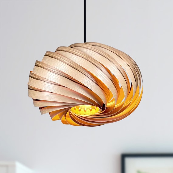 XL Hängeleuchte aus Olivesche. Spiralförmige Lamellenleuchte mit passivem Licht. Handgefertigt in Deutschland.